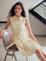 MOTF STUDIO VESTIDO CURTO COM DETALHE DE ABAS PLISSADAS E FIVELA NO CINTO, LOOK PARA O ANO NOVO