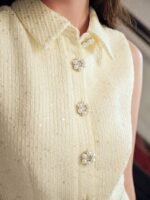 MOTF STUDIO VESTIDO CURTO COM DETALHE DE ABAS PLISSADAS E FIVELA NO CINTO, LOOK PARA O ANO NOVO - Imagem 2