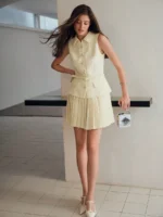 MOTF STUDIO VESTIDO CURTO COM DETALHE DE ABAS PLISSADAS E FIVELA NO CINTO, LOOK PARA O ANO NOVO - Imagem 3