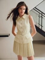 MOTF STUDIO VESTIDO CURTO COM DETALHE DE ABAS PLISSADAS E FIVELA NO CINTO, LOOK PARA O ANO NOVO - Imagem 4