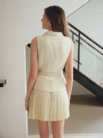 MOTF STUDIO VESTIDO CURTO COM DETALHE DE ABAS PLISSADAS E FIVELA NO CINTO, LOOK PARA O ANO NOVO - Imagem 5