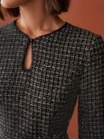 MOTF PREMIUM VESTIDO CURTO CINTO COM GOLA KEYHOLE, ESTAMPA XADREZ DE TWEED, BAINHA PREGUEADA CONTRASTANTE - Imagem 2