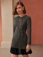 MOTF PREMIUM VESTIDO CURTO CINTO COM GOLA KEYHOLE, ESTAMPA XADREZ DE TWEED, BAINHA PREGUEADA CONTRASTANTE - Imagem 3