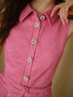 MOTF STUDIO VESTIDO CURTO COM DETALHE DE ABAS PLISSADAS E FIVELA NO CINTO, LOOK PARA O ANO NOVO - Imagem 10