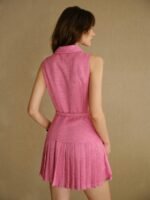 MOTF STUDIO VESTIDO CURTO COM DETALHE DE ABAS PLISSADAS E FIVELA NO CINTO, LOOK PARA O ANO NOVO - Imagem 13