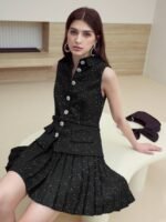 MOTF STUDIO VESTIDO CURTO COM DETALHE DE ABAS PLISSADAS E FIVELA NO CINTO, LOOK PARA O ANO NOVO - Imagem 16