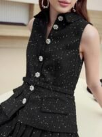 MOTF STUDIO VESTIDO CURTO COM DETALHE DE ABAS PLISSADAS E FIVELA NO CINTO, LOOK PARA O ANO NOVO - Imagem 17