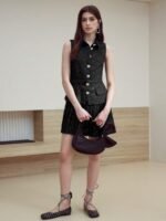 MOTF STUDIO VESTIDO CURTO COM DETALHE DE ABAS PLISSADAS E FIVELA NO CINTO, LOOK PARA O ANO NOVO - Imagem 18