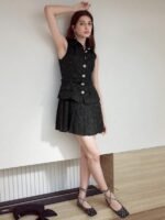 MOTF STUDIO VESTIDO CURTO COM DETALHE DE ABAS PLISSADAS E FIVELA NO CINTO, LOOK PARA O ANO NOVO - Imagem 21