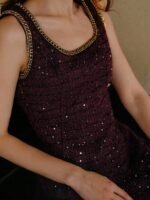 MOTF PREMIUM VESTIDO CURTO SEM MANGAS COM DETALHE EM CORRENTE, CONTRASTANTE COM FITA DE PAETÊS DE TWEED - Imagem 2