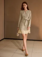 MOTF PREMIUM VESTIDO CURTO CINTO COM GOLA KEYHOLE, ESTAMPA XADREZ DE TWEED, BAINHA PREGUEADA CONTRASTANTE - Imagem 13