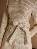 MOTF PREMIUM VESTIDO CURTO CINTO COM GOLA KEYHOLE, ESTAMPA XADREZ DE TWEED, BAINHA PREGUEADA CONTRASTANTE - Imagem 10